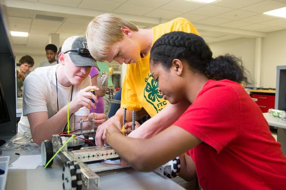 4-H kids at robotics camp