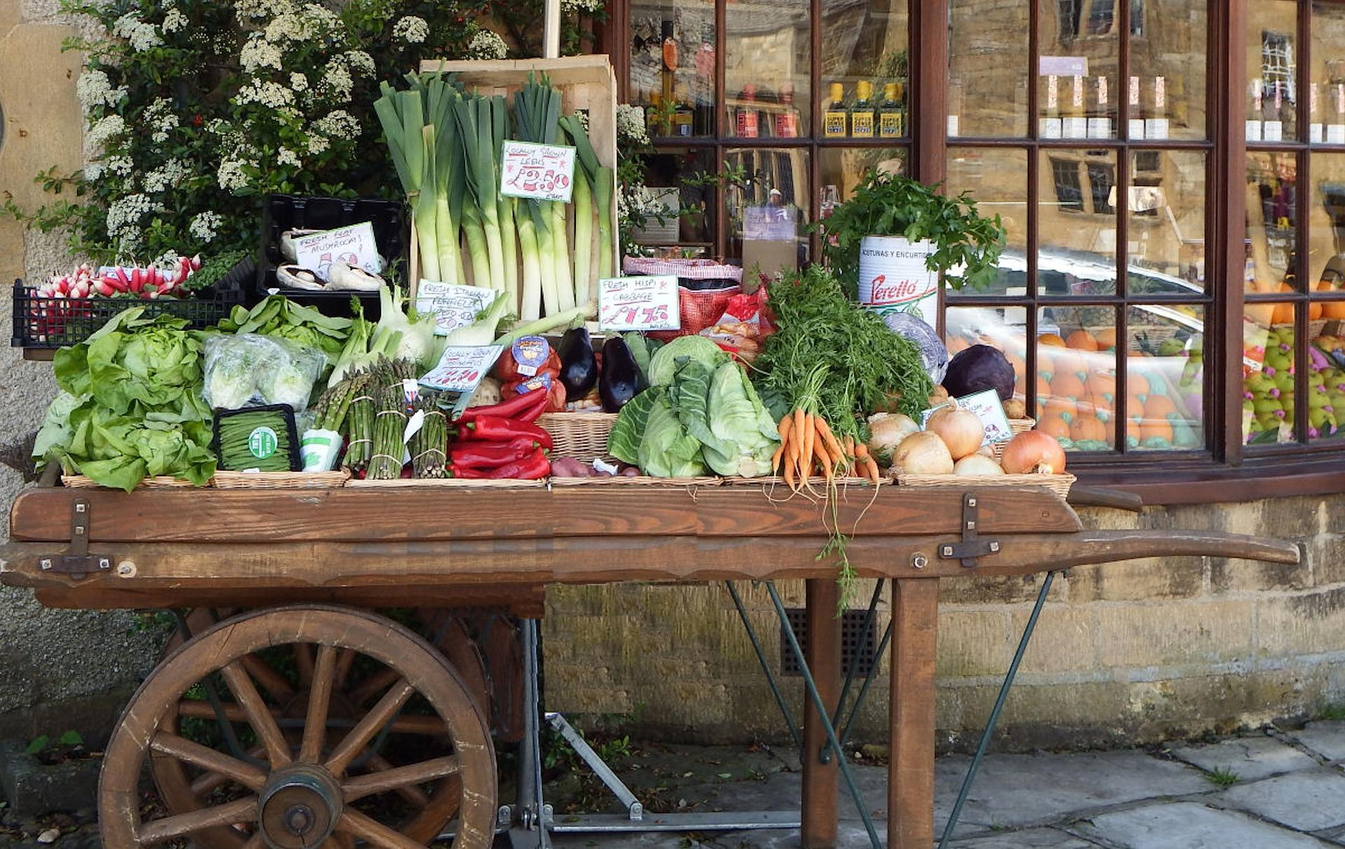 Selling vegetables on a cart