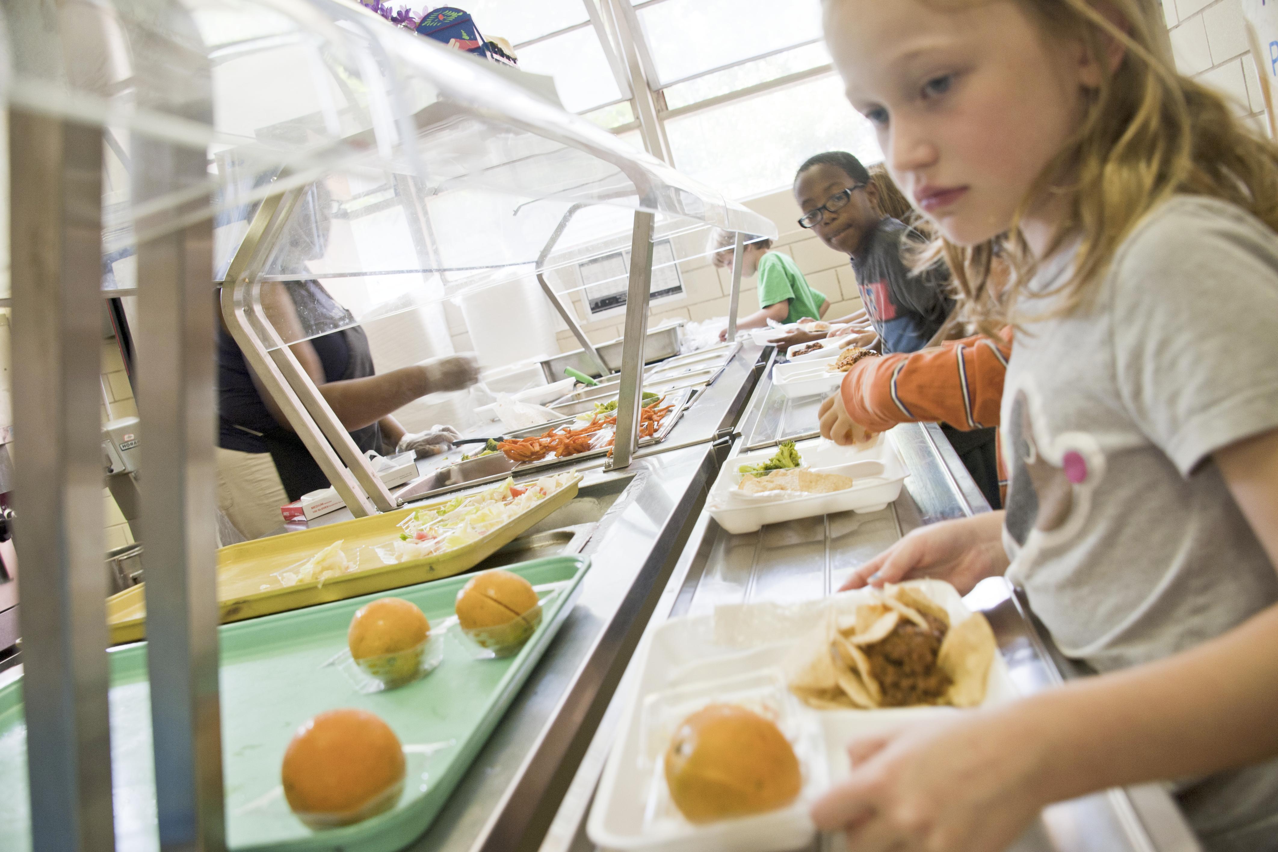 Kinds in line for lunch at school